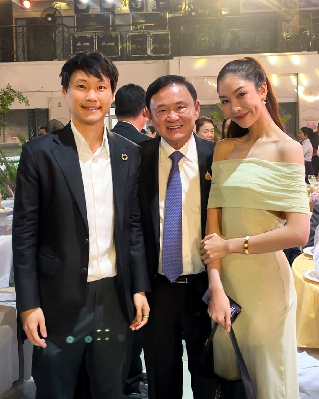 ผมและคุณบีมดีใจมากครับที่ได้พบคุณทักษิณ ชินวัตร อดีตนายกรัฐมนตรี อีกครั้ง ในงานแต่งงานของคุณจักรภพ เพ็ญแข อดีตรัฐมนตรีประจำสำนักนายกและอดีตโ…