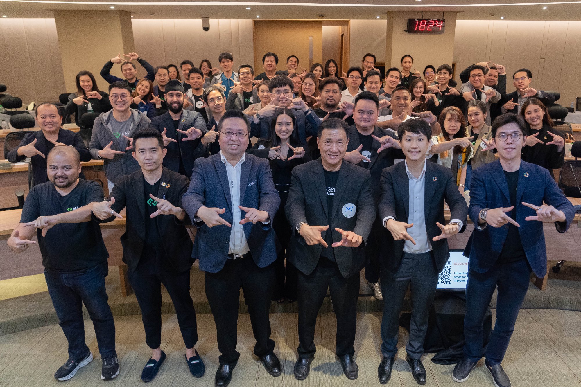 บรรยากาศการอบรม "Leading with Integrity & Accountability" สำหรับทีมผู้นำ ซึ่งเป็นกลุ่มผู้บริหารระดับสูง 50 คนของ Bitkub Group โดยการอบรมในคร…