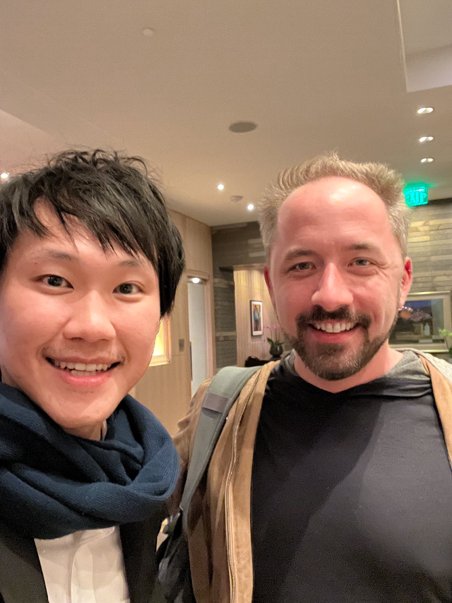 ผมรู้สึกยินดีมากครับที่ได้พบคุณ Drew Houston ผู้ก่อตั้งและซีอีโอแห่ง Dropbox ที่หลาย ๆ คนน่าจะใช้กันอยู่ครับ