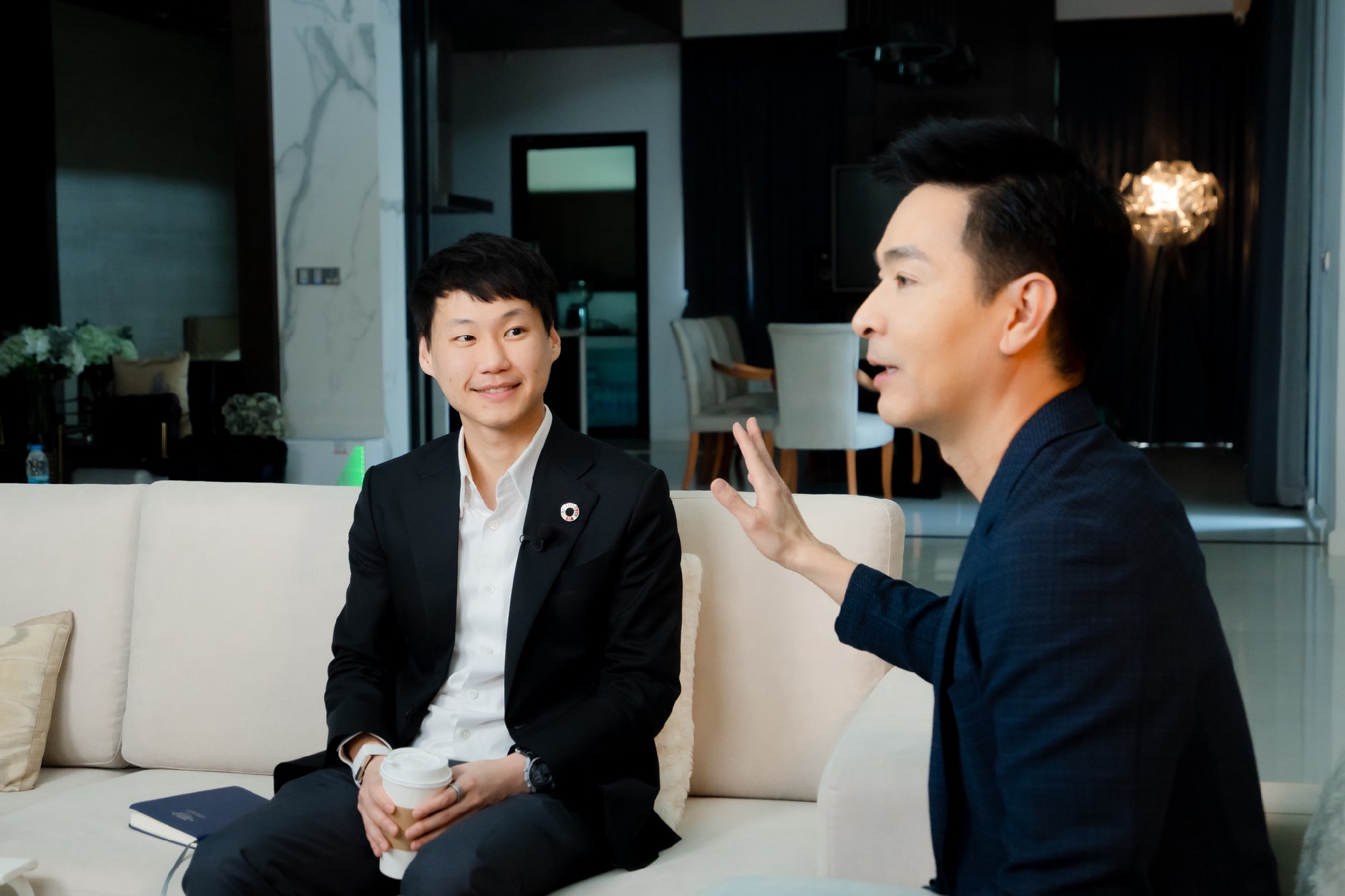 ภาพบรรยากาศเบื้องหลังการให้สัมภาษณ์ในรายการ The Exclusive Talk ของคุณพอล ภัทรพล ที่ผมได้มาแชร์ความรู้เกี่ยวกับประเด็นสำคัญจากงานประชุม World…