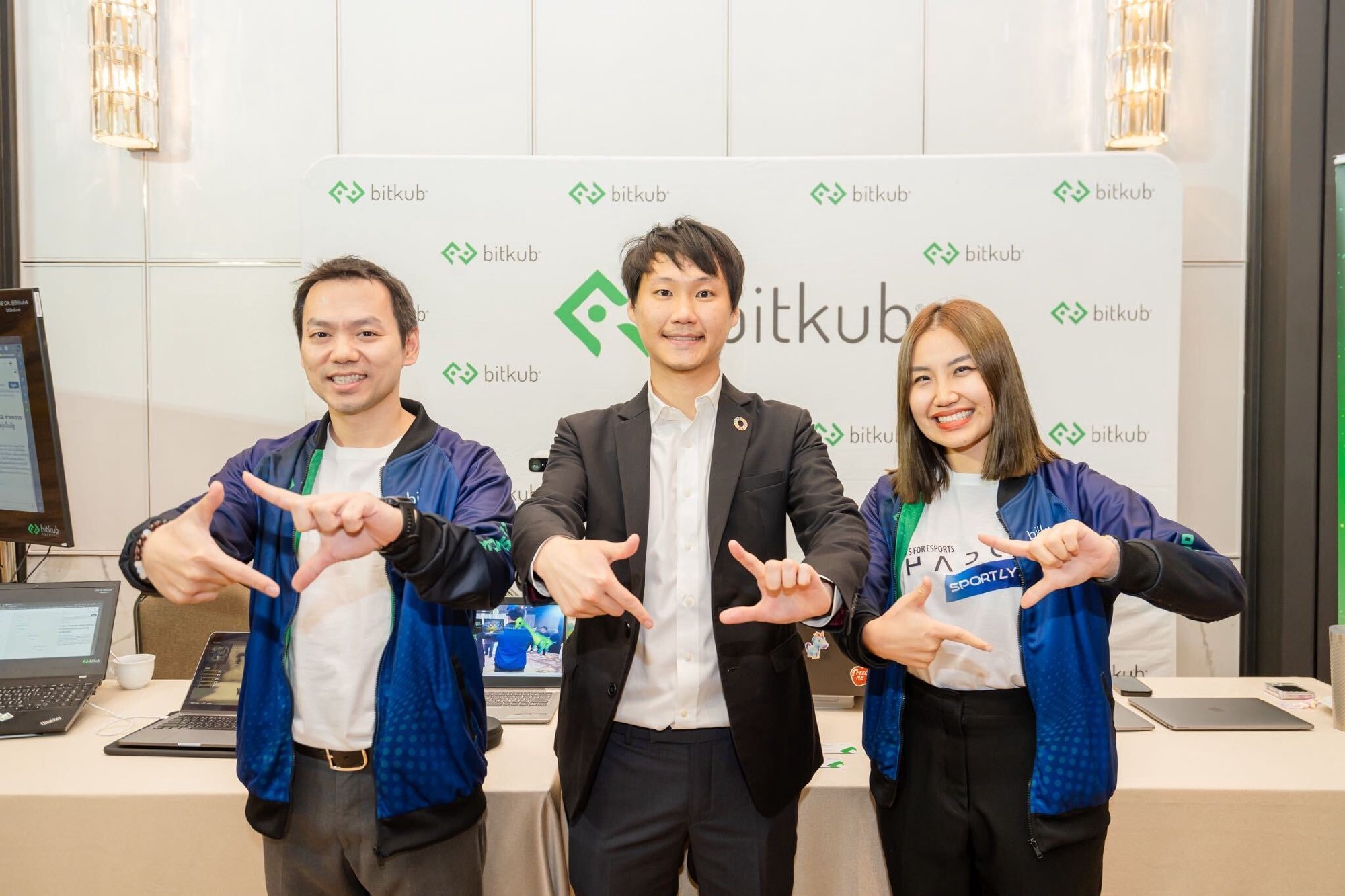 บูธ Bitkub Moonshot ในงานสัมมนา Revolution...AI : เปลี่ยนโลกธุรกิจ เมื่อวันที่ 22 สิงหาคมที่ผ่านมาครับ รอติดตามโปรเจกต์ใหม่ ๆ จาก Bitkub Moo…