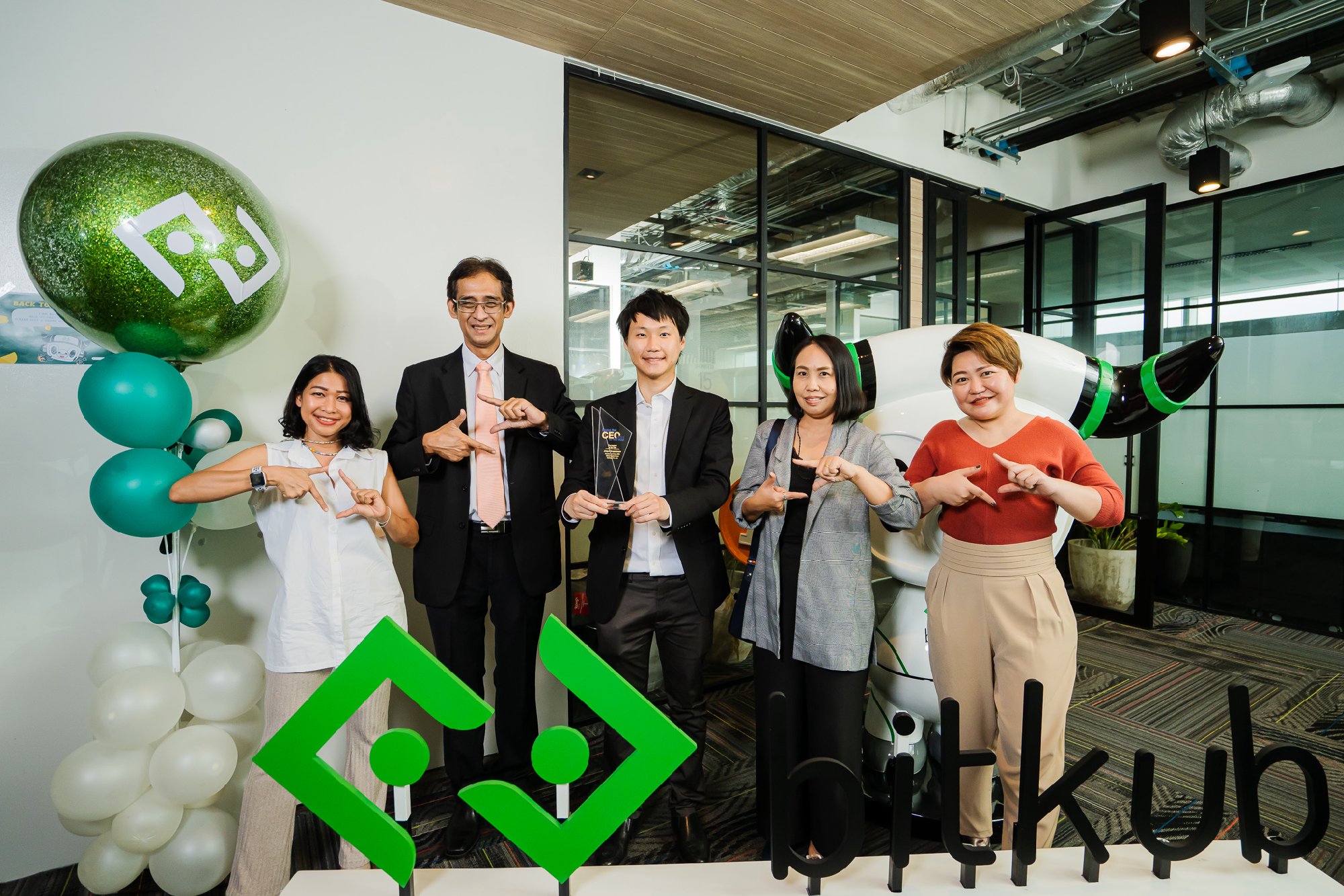 See Topp Jirayut Srupsrisopa's latest updates