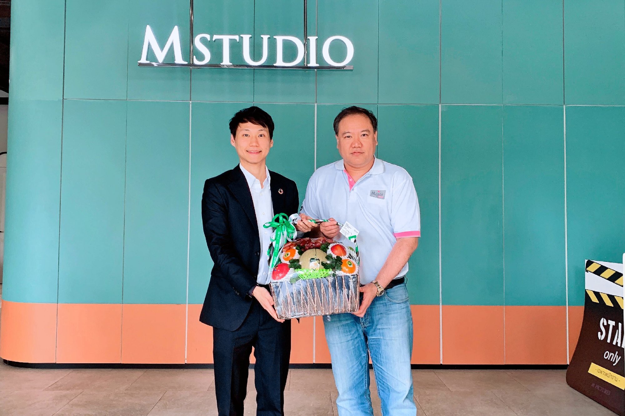 ปีใหม่นี้ผมได้มีโอกาสพบ และพูดคุยกับคุณสุรเชษฐ์ อัศวเรืองอนันต์ ประธานเจ้าหน้าที่บริหาร M STUDIO พร้อมมอบของขวัญสวัสดีปีใหม่ครับ