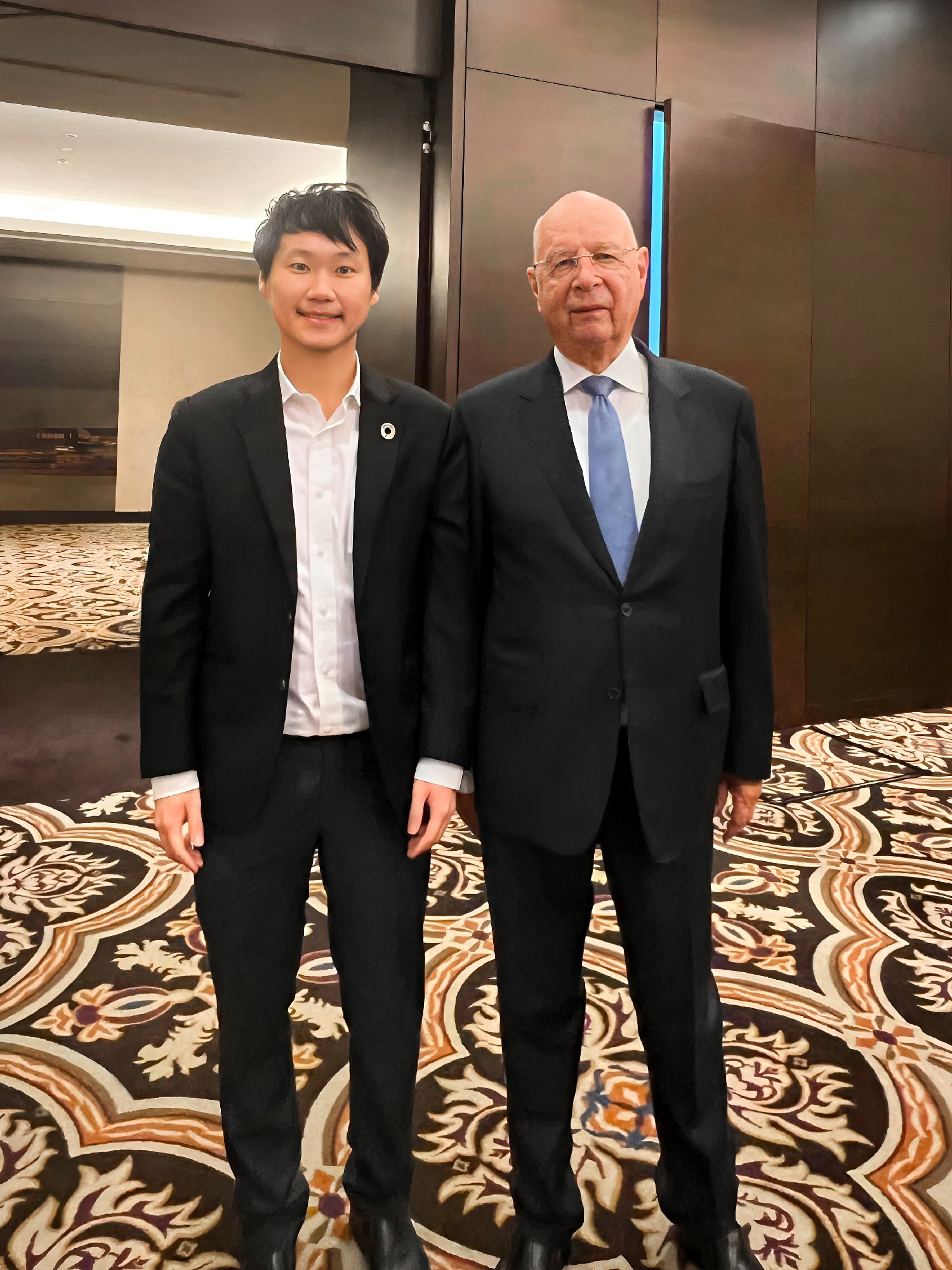 เก็บตกภาพบรรยากาศงาน 'ASEAN Future Generation Business Forum' ในวันที่ 2 กันยายนที่ผ่านมา ผมได้ร่วมถ่ายภาพกับ Professor Klaus Schwab, Founde…