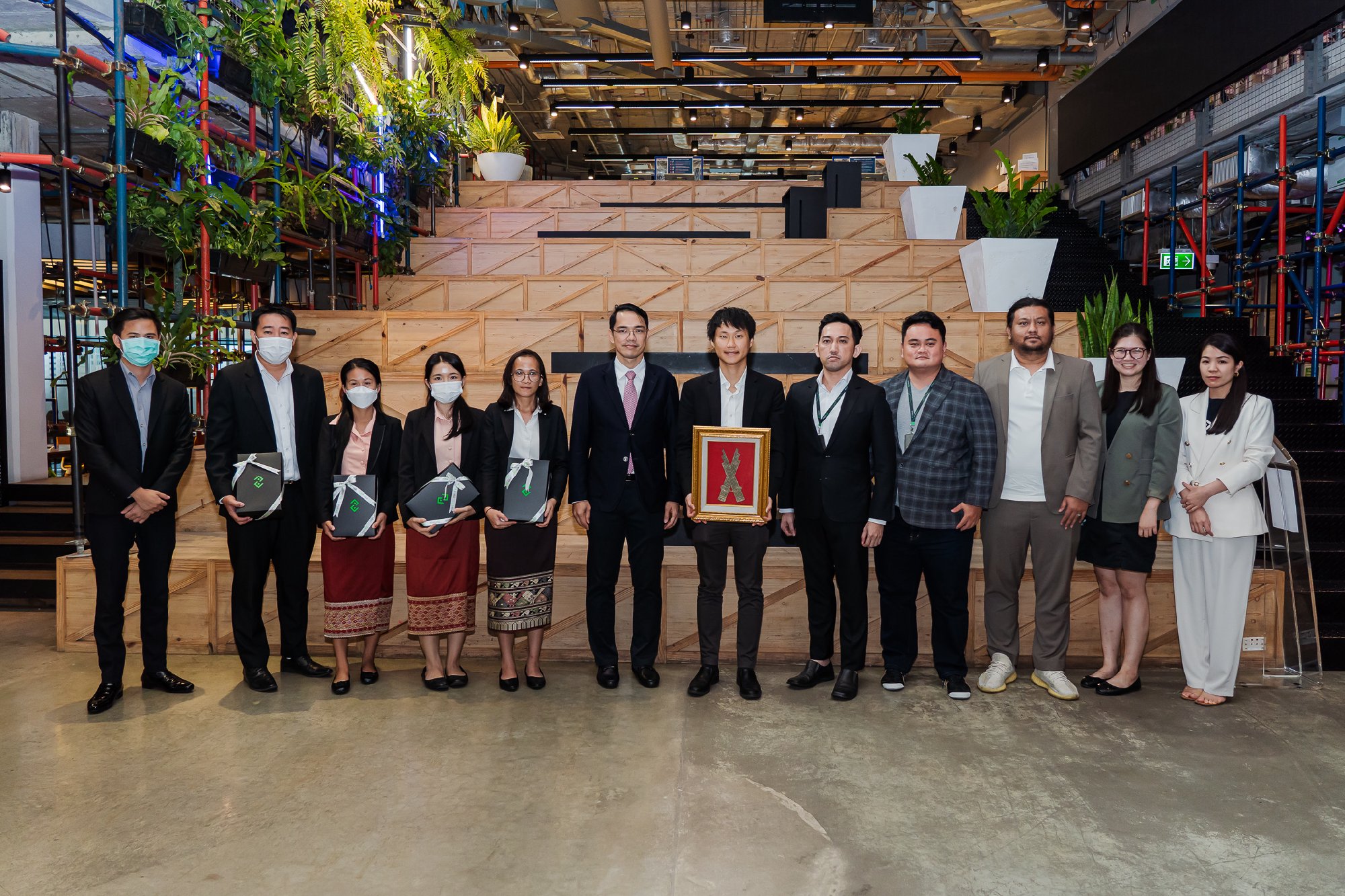 ขอบคุณพี่ชมพู่ CEO ของ LH Bank มาก ๆ ครับ ถือเป็นของขวัญที่ผมชอบมากที่สุดเลยครับ! แล้วก็ต้องขอบคุณทาง LH Bank ที่ให้เกียรติเชิญผมมาแชร์ประสบ…