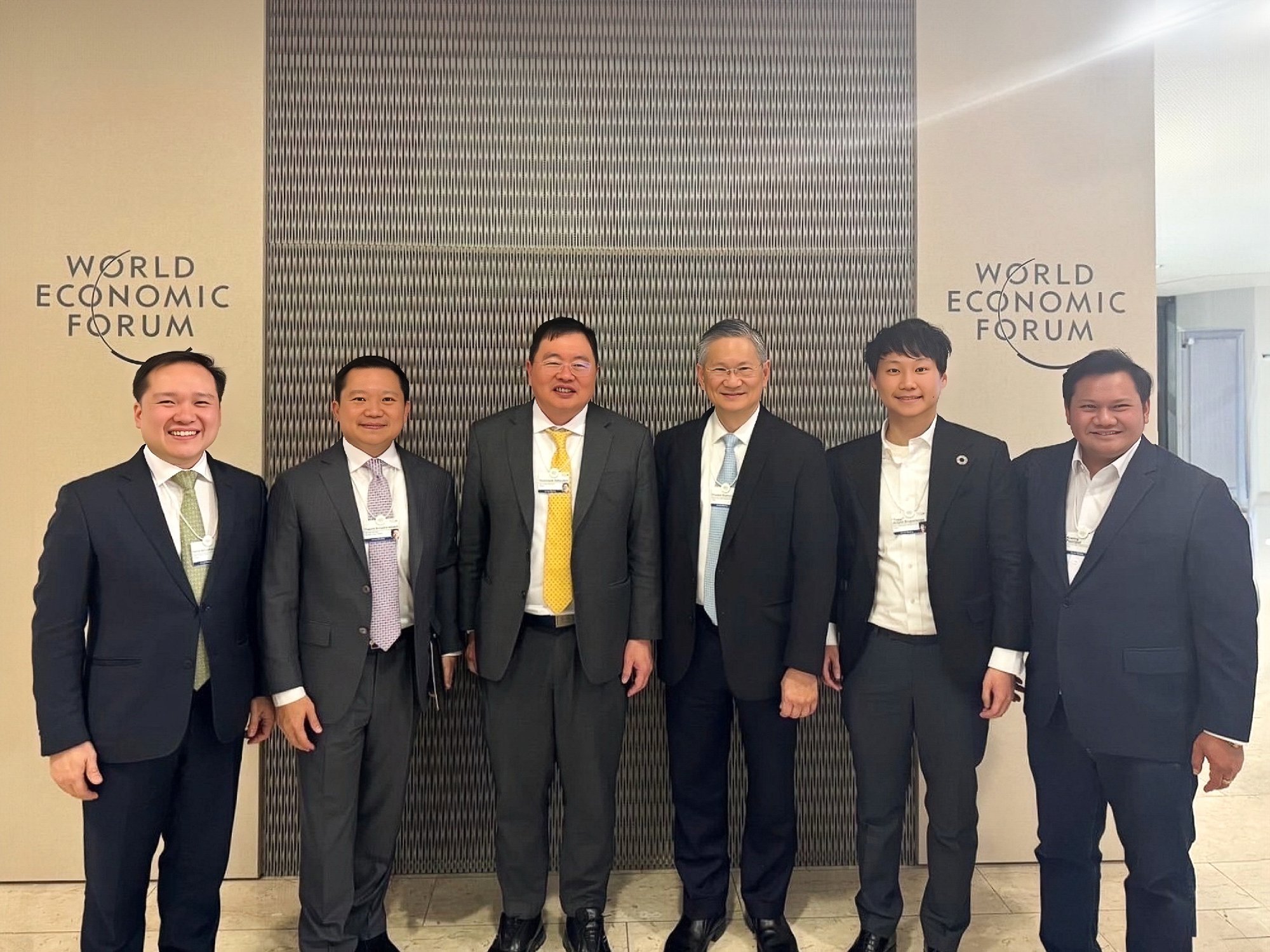 ในงาน World Economic Forum 2024 ครั้งนี้ถือเป็นเกียรติอย่างยิ่งที่ผมได้มีโอกาสหารือกับพี่ ๆ กลุ่มผู้นำธุรกิจชั้นนำในประเทศไทยครับ ทั้งคุณปณต…