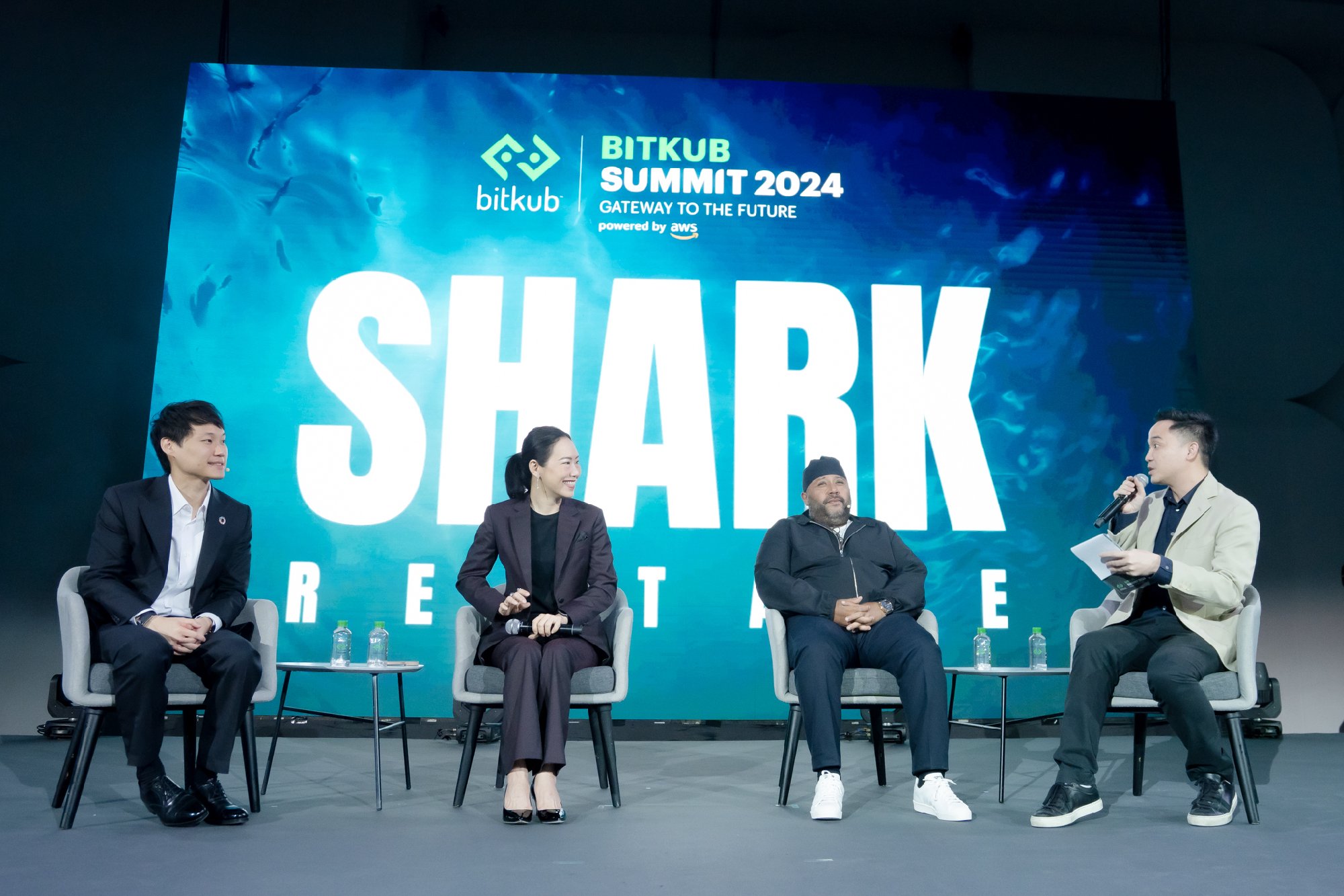 บรรยากาศบนเวทีสัมมนาในเซสชัน Shark Restage: ฉลามคืนถิ่น ปลุกธุรกิจ SMEs ไทย ของงาน Bitkub Summit 2024 วันแรก โดยผมได้ร่วมบรรยายและพูดคุยแลกเ…