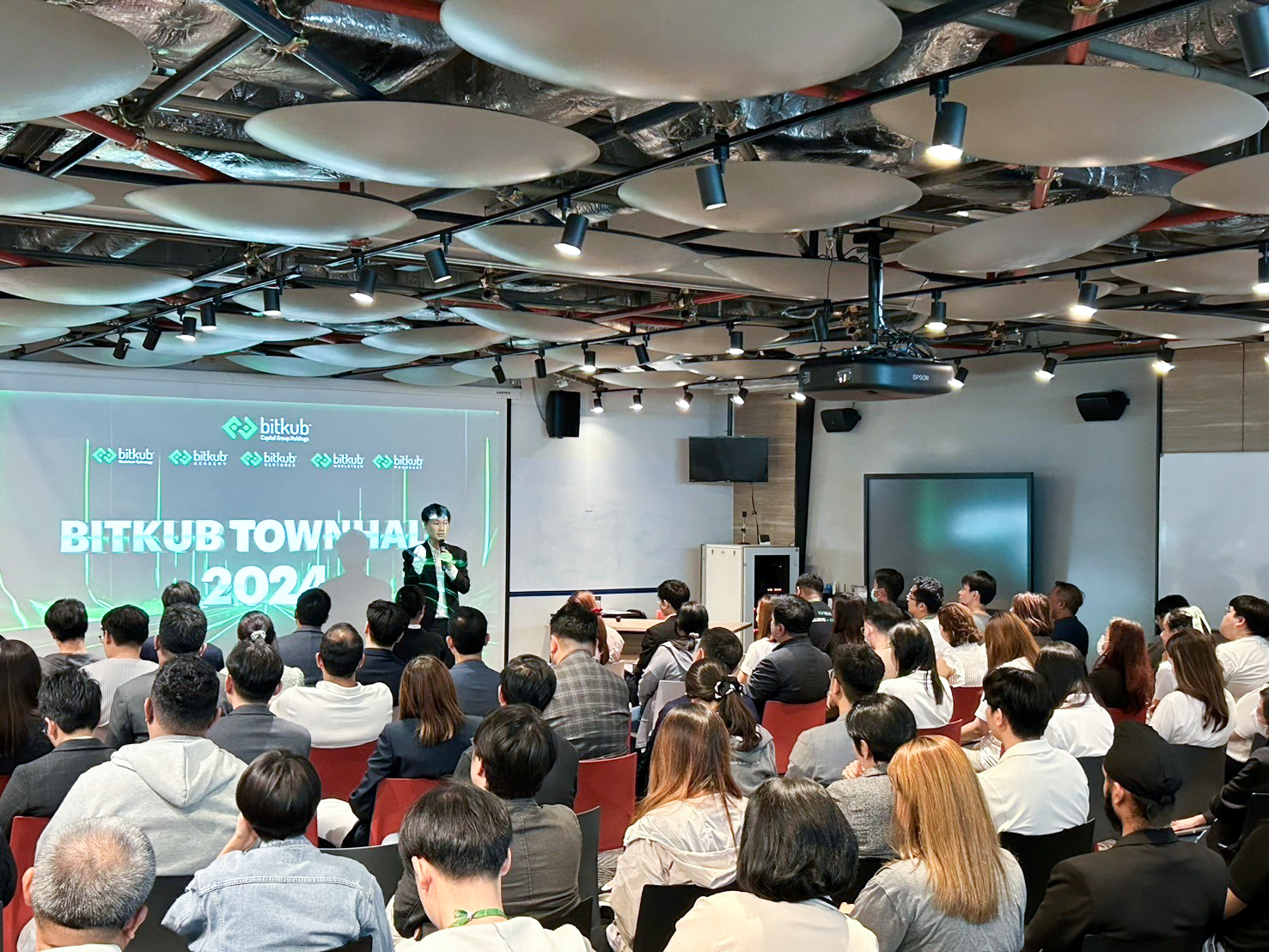 บรรยากาศงาน Bitkub Townhall 2024 ผมได้มีโอกาสกล่าวเปิดงานพร้อมทั้งสรุปทิศทางของบริษัทและเป้าหมายของพวกเราในปีนี้ เพื่อที่จะตั้งเป้าสู่เป้าผู…