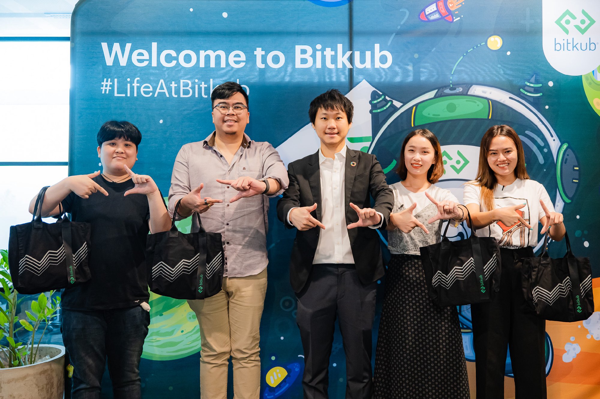 ยินดีมากครับที่ได้ร่วมสัมภาษณ์และต้อนรับทีมงาน Siam Blockchain ที่มาร่วมถ่ายทำที่ออฟฟิศบิทคับ นะครับ ทั้งนี้ฝากติดตามรายการ บุกบ้านคนดัง ในเ…