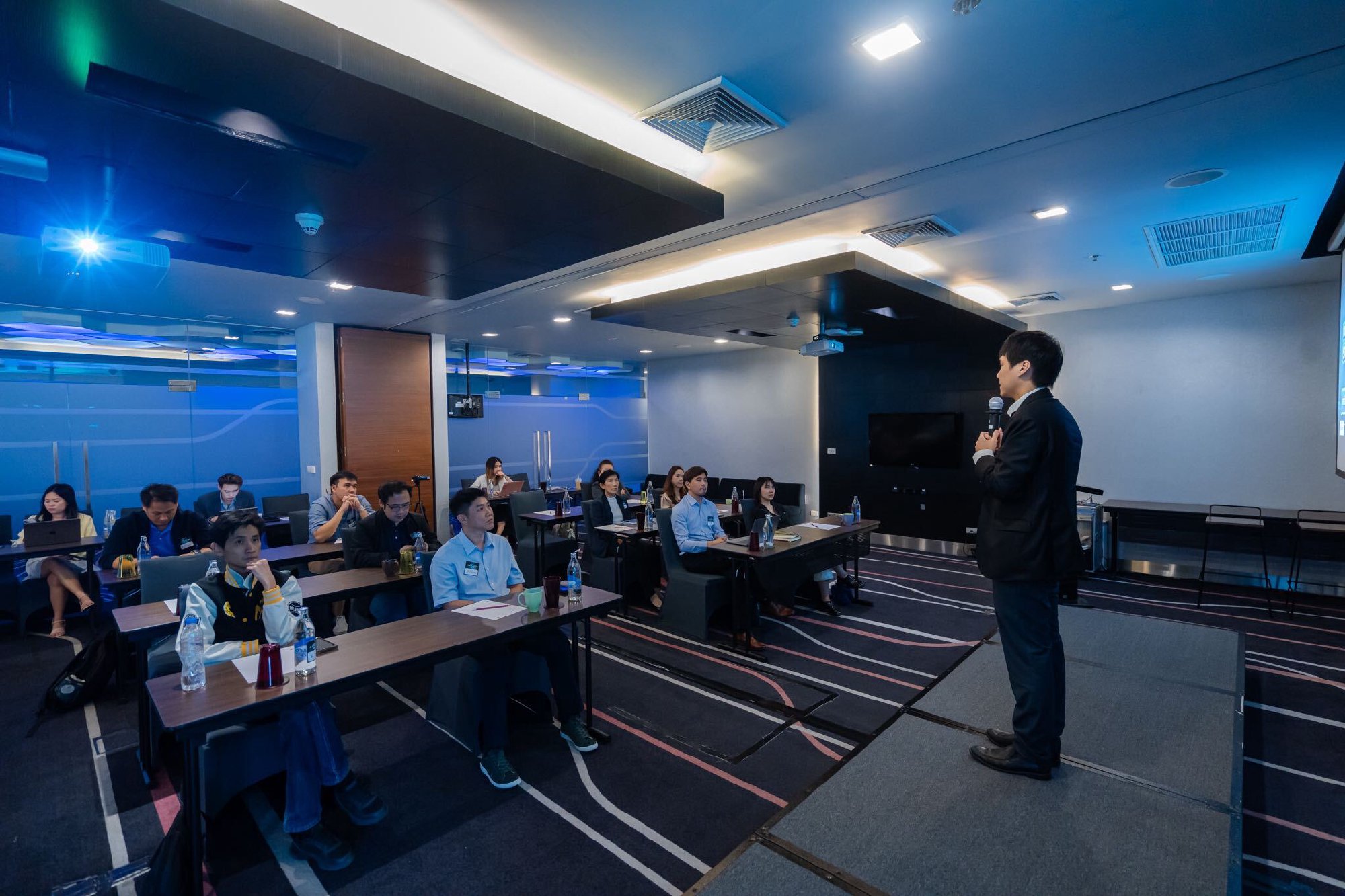 13 กันยายนที่ผ่านมา ผมได้มีโอกาสเข้าไปเสวนากับทาง Digital Top Leader รุ่นที่ 3 ในหัวข้อ "Digital Organization Structure Design" ครับ ผมรู้สึ…