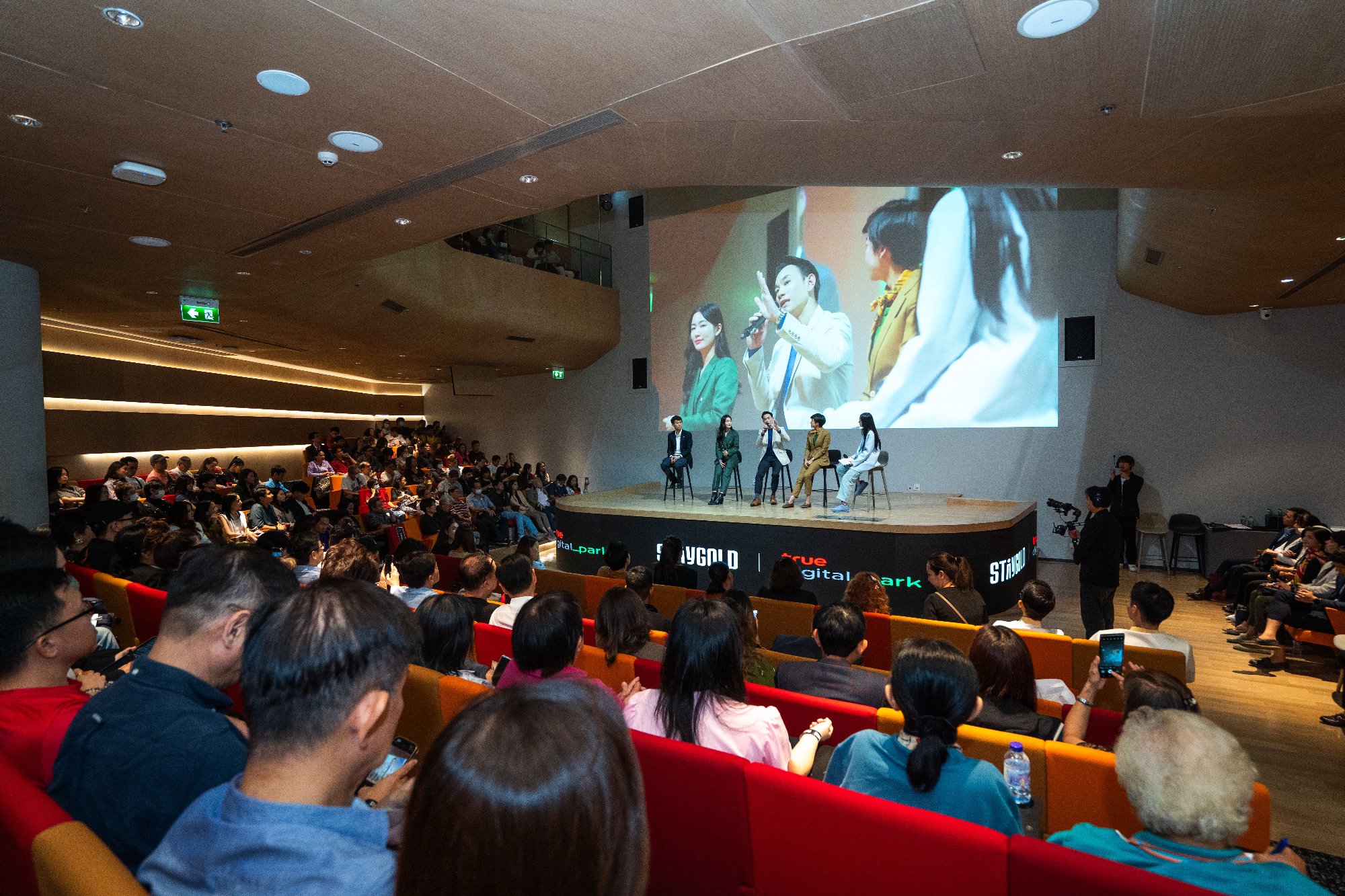 บรรยากาศภายในงาน 'Stay Gold Meetup' ซึ่งเป็นครั้งแรกของ Bitkub Group ที่ได้จัดงานสัมนา 'ด้านสุขภาพ' โดยได้รวมเหล่าบรรดาผู้เชี่ยวชาญเพื่อร่วม…