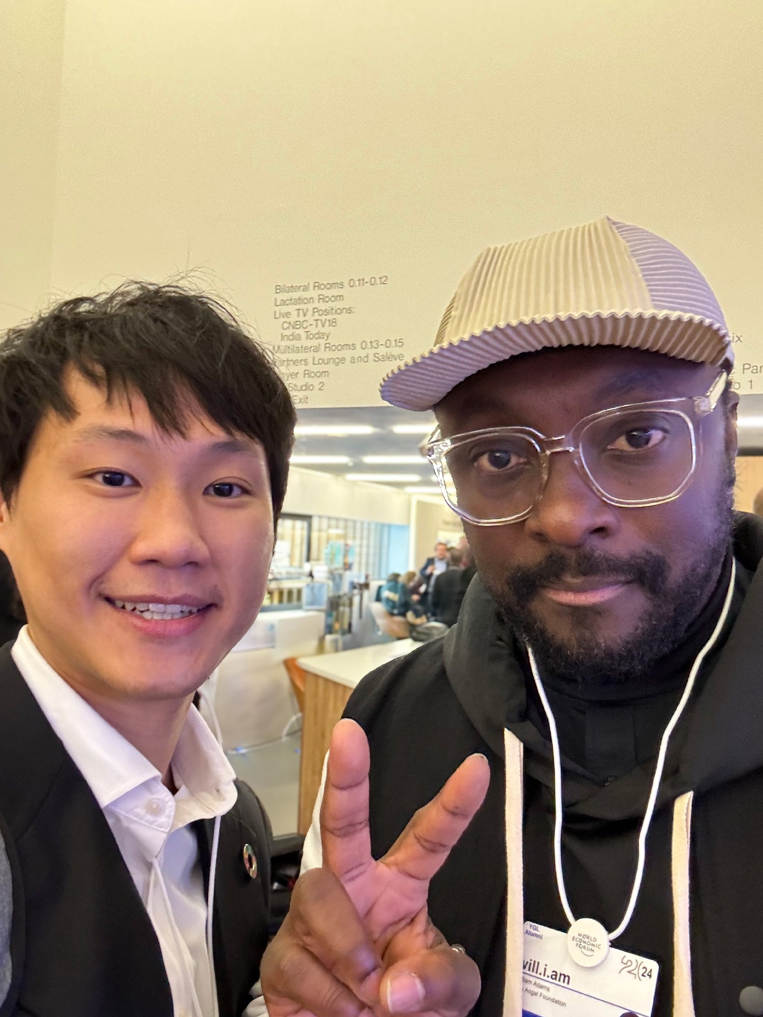 เป็นอีกครั้งที่ผมได้มีโอกาสพบกับคุณ will.i.am (William James Adams Jr.) นักร้องนำและนักแต่งเพลงชื่อดังแห่งวง Black Eyed Peas ที่ World Econo…
