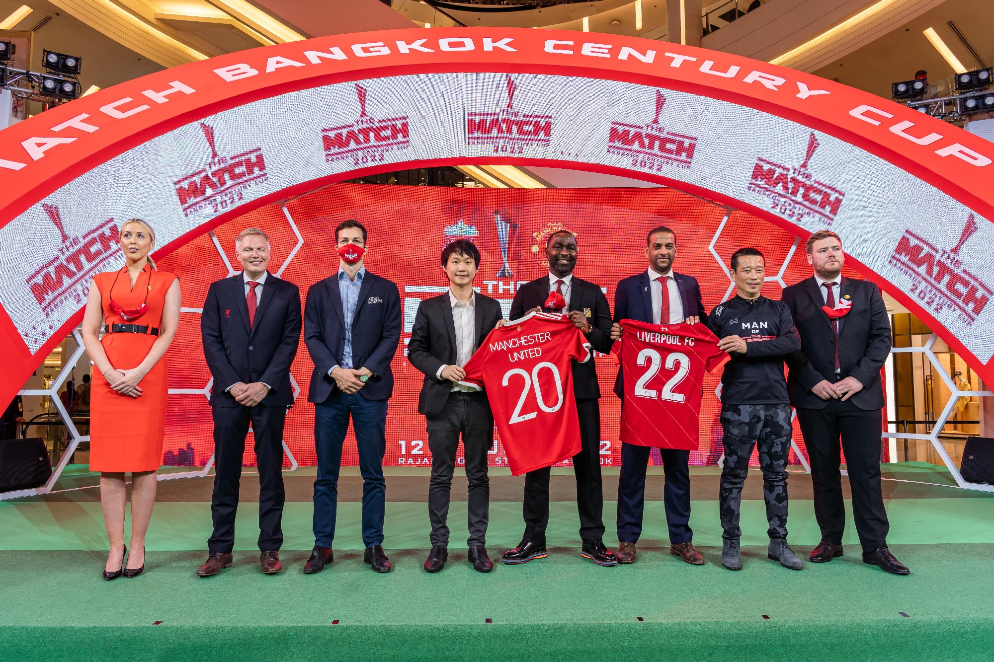ภาพบรรยากาศตัวแทนจากทูตสโมสรแมนเชสเตอร์ ยูไนเต็ด "Andy Cole" และ "Phil Babb" อดีตกองหลังทีมลิเวอร์พูล ที่มาร่วมเป็นโค้ชช่วยฝึกสอนทักษะฟุตบอล…