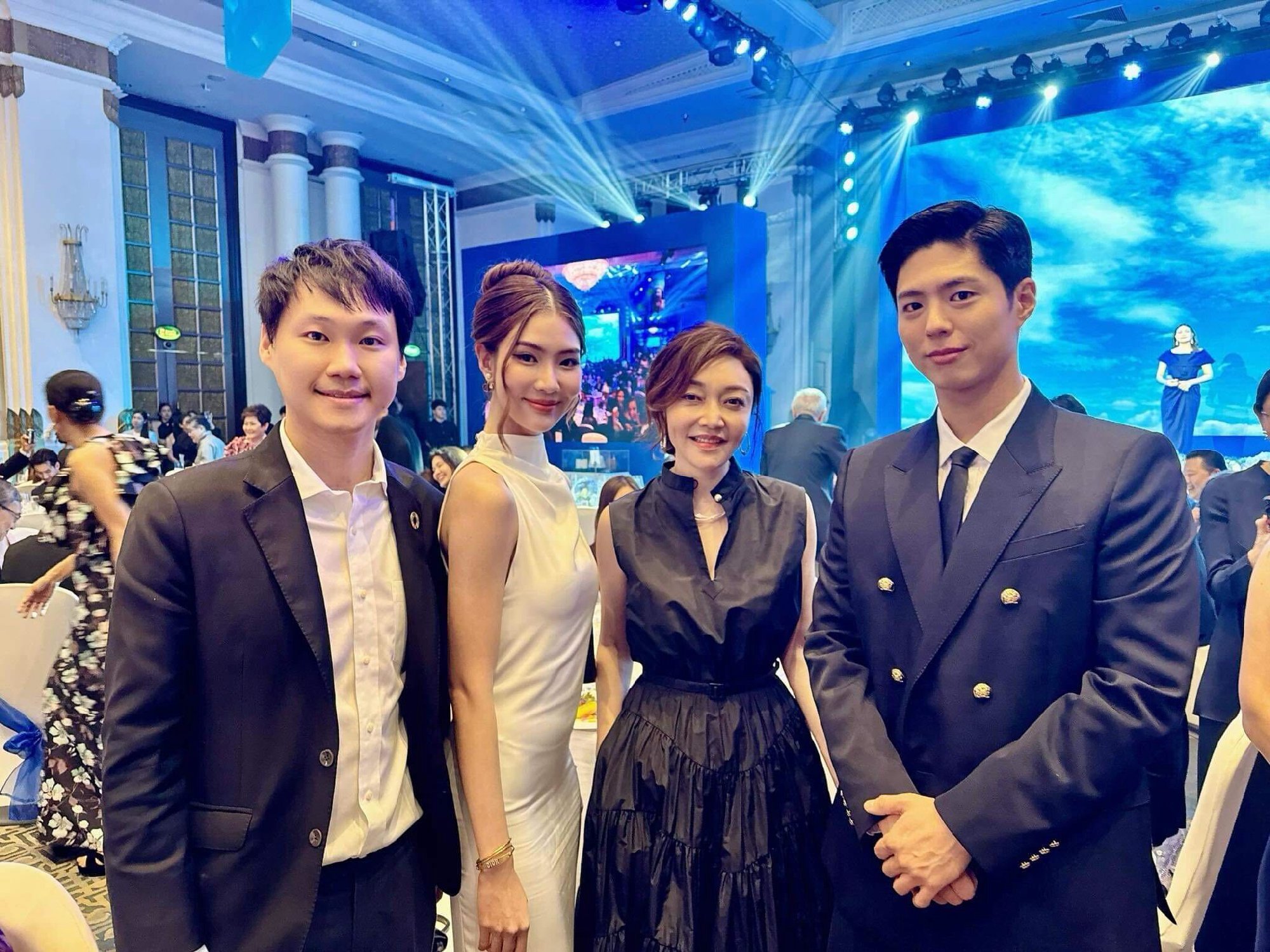 เมื่อวานนี้ผมได้รับเชิญเข้าร่วมงาน The Blue Carpet Gala For UNICEF และผมยังได้เจอกับคุณพัคโบกอม ยินดีต้อนรับสู่เมืองไทยนะครับ