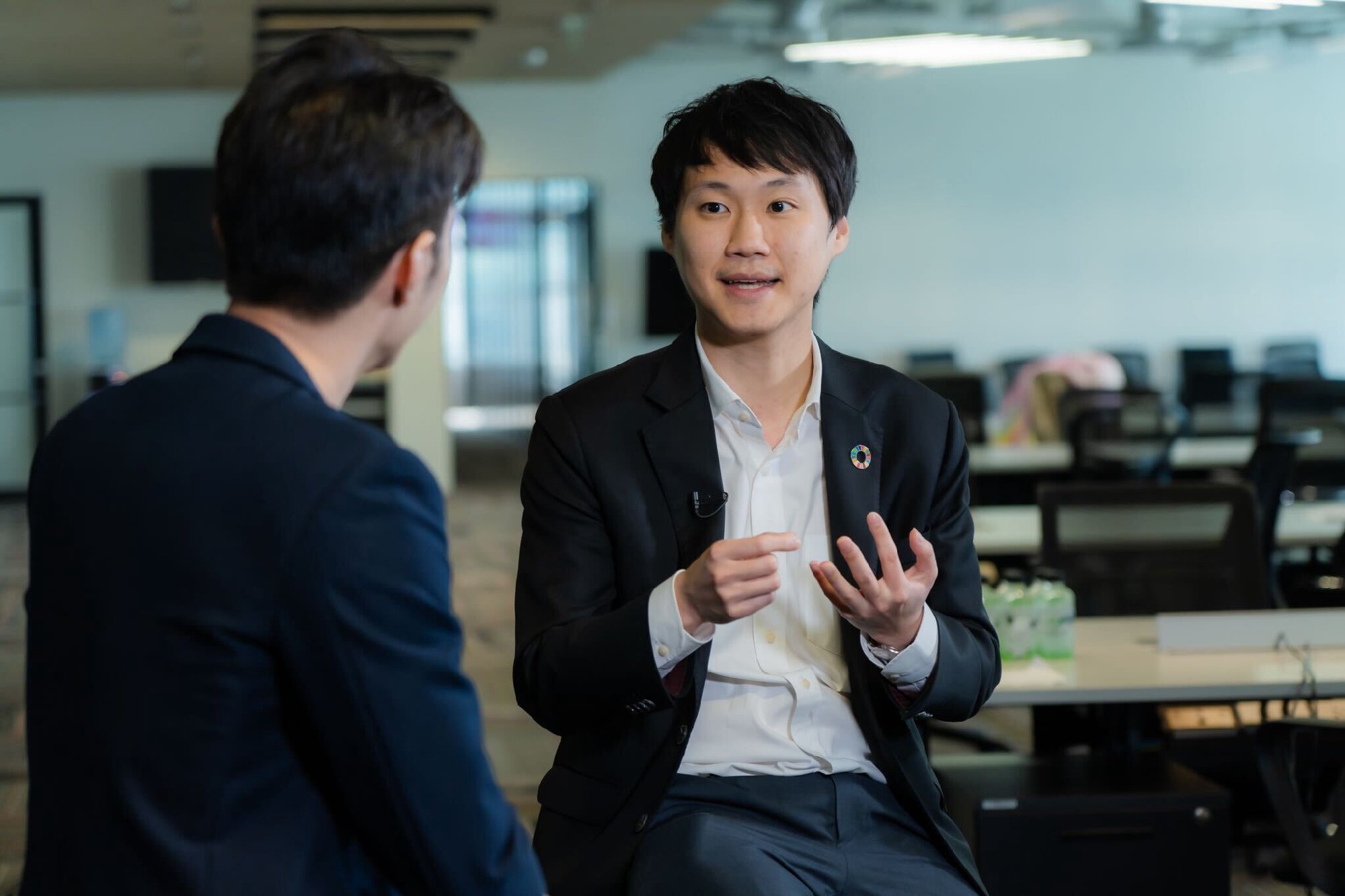 ยินดีต้อนรับ TNN Tech สู่ออฟฟิศ Bitkub ครับ ผมรู้สึกดีใจและเป็นเกียรติอย่างมากที่ทาง 'TNN Tech' ได้เข้ามาเยี่ยมชมออฟฟิศและสัมภาษณ์เพื่อแบ่งป…