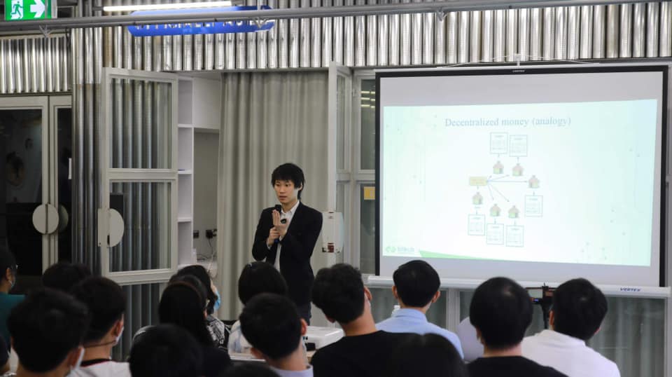 See Topp Jirayut Srupsrisopa's latest updates